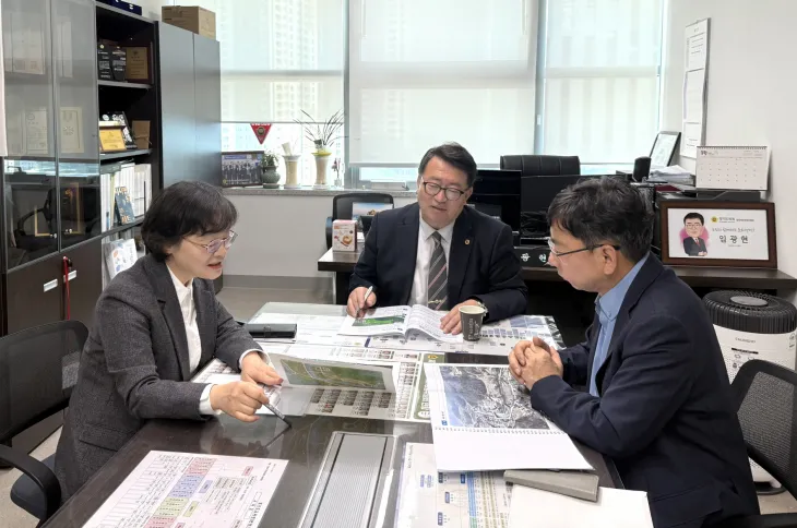 임광현 의원이 4월 15일, 간담회를 갖고 김미성 가평군 부군수와 기획예산담당관 과장 등 관계공무원들과 함께 ‘경기도의회 의정연수원’ 가평군 유치를 위한 방안을 논의하고 있다.