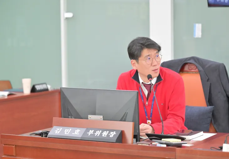 김민호 의원이 4월 15일, 경기도평생교육진흥원 원장 후보자 인사청문회에서 오후석 후보자에게 질의하고 있다.