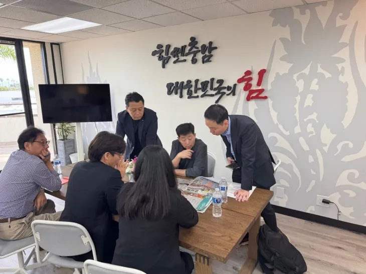 박정주 행정부지사가 LA에 미국사무소를 찾아 현안 사항 등을 점검하고 있다. 도 제공