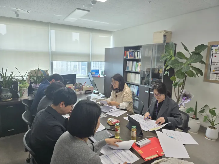 신미숙 의원이 4월 11일, 경기도의회에서 화성오산교육지원청 관계자와 함께 화성 동부지역 교육 문제 해결을 위한 논의를 하고 있다.
