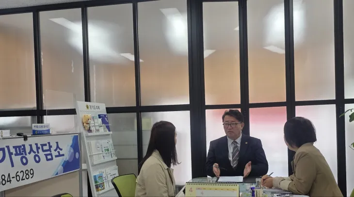 외국인 계절 근로자의 안정적인 주거 환경제공을 위한 운영방안을 논의하고 있는 임광현 의원.