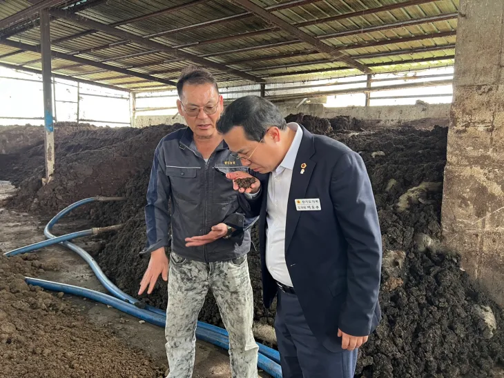 이오수 의원이 4월 16일, 이천시의 축산환경개선제 활용 농가를 방문, 미생물제를 혼합해 암모니아 발생을 감소시킨 사료 냄새를 맡아보고 있다.