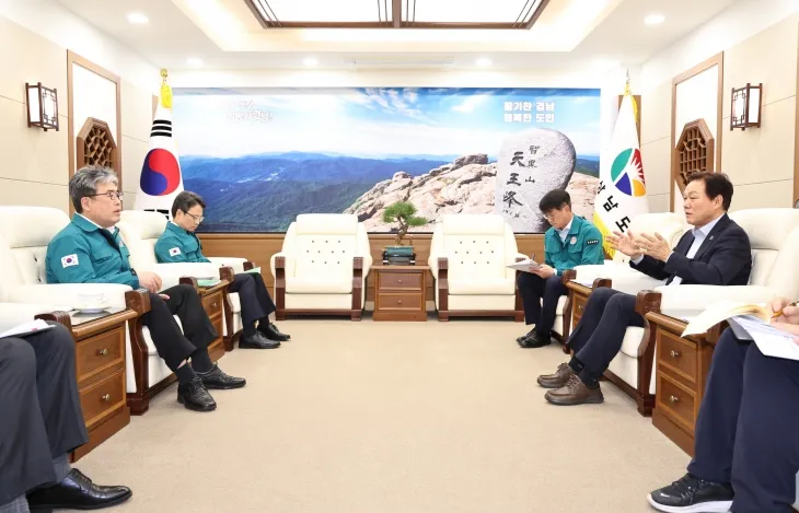 16일 박완수 경남도지사가 경남도청을 찾은 임상섭 산림청장과 국립 남부권 산불방지센터 설립 등 대형 산불 대응 과제를 논의하고 있다. 2025.4.16. 경남도 제공