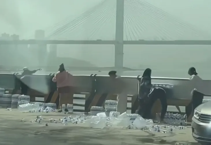 세계에서 가장 더러운 강이라고 불리는 중국 양쯔강에 대량의 생수를 쏟아붓는 중국인 무리가 포착된 가운데, 이러한 행동의 이유가 ‘미신’ 때문으로 알려져 현지에서 논란이 일고 있다. 웨이보