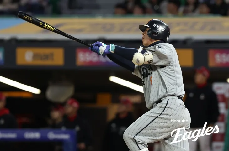 한화 이글스 노시환이 16일 인천 SSG랜더스필드에서 열린 2025 KBO리그 정규시즌 SSG 랜더스와의 원정 경기에서 홈런을 치고 있다. 한화 이글스 제공