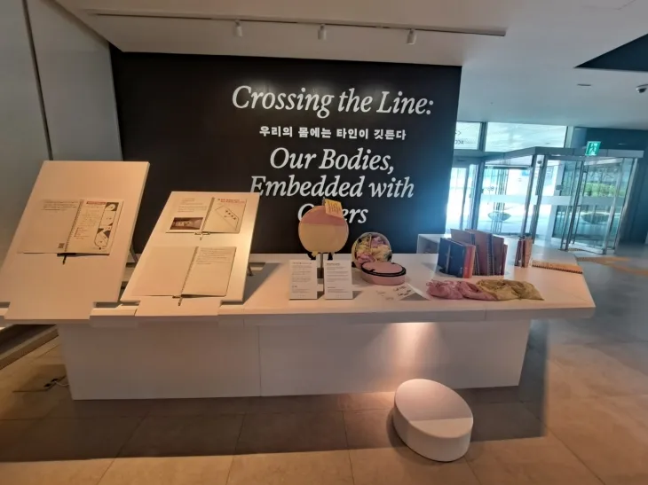 ACC 복합전시6관에 마련된 기획전 ‘우리의 몸에는 타인이 깃든다’ 전시장 전경.