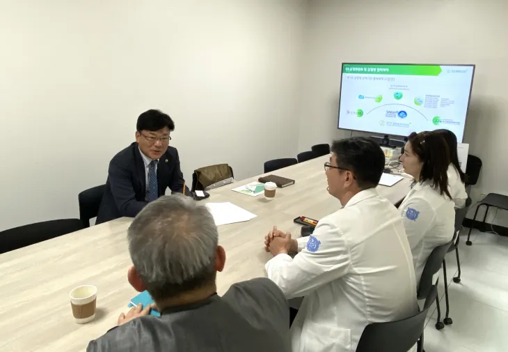 최만식 의원이 16일, 경기도감염병관리지원단(단장 고광필 교수)을 방문해 관계자와 함께 감염병 대응 현황과 주요 추진사업을 점검하고 있다.