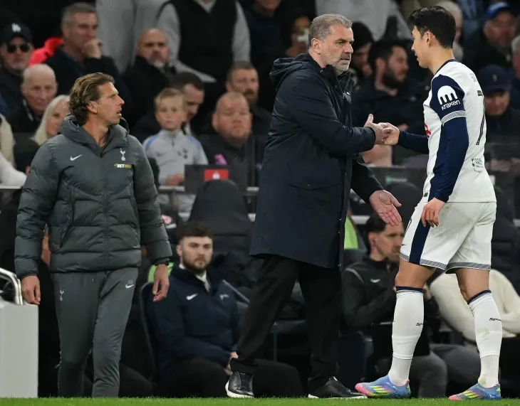 토트넘 손흥민이 11일(한국시간) 영국 런던의 토트넘홋스퍼스타디움에서 열린 2024~25 유로파리그(UEL) 8강 1차전 프랑크푸르트와의 홈 경기에서 교체되고 있다. AFP 연합뉴스