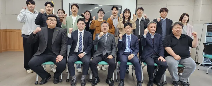 이석균 의원이 4월 16일, ‘경기미래세대재단 북부분원 설치’를 주제로 한 정담회를 개최하고, 참석자들과 함께 기념촬영을 하고 있다.