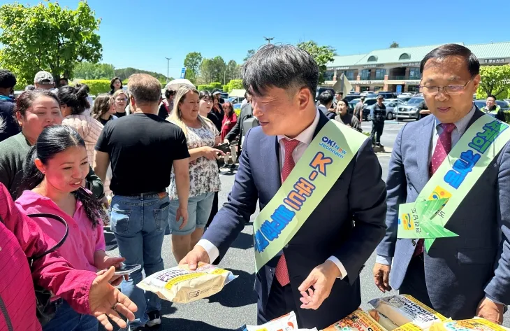 전남도가 16일(현지 시각) 미국 조지아주 애틀랜타 H마트 둘루스점에서 ‘전남 농수산식품 판촉전’ 행사를 개최하고 있다.