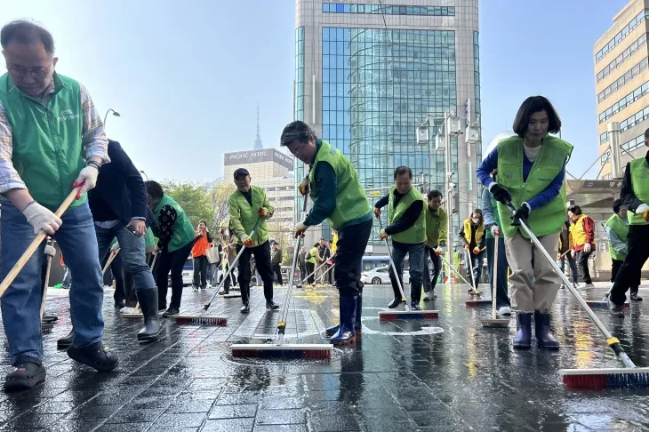 김길성 서울 중구청장(가운데)이 지난 16일 명동 관광특구 일대에서 청소를 하고 있다. 중구 제공