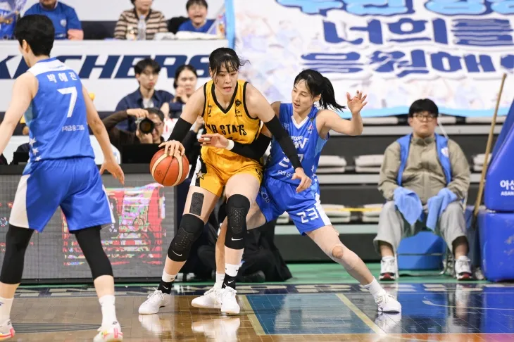 청주 KB 박지수가 지난해 3월 30일 아산 이순신체육관에서 열린 2023~24 여자프로농구 챔피언결정전 4차전 아산 우리은행과의 원정 경기에서 김단비와 경합하고 있다. WKBL 제공