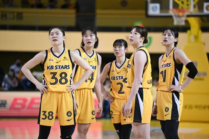 나윤정(왼쪽부터), 송윤하, 허예은, 나가타 모에, 강이슬 등 청주 KB 선수들이 지난 1월 13일 청주체육관에서 열린 2024~25 여자프로농구 정규시즌 용인 삼성생명과의 홈 경기에서 전광판을 보고 있다. WKBL 제공