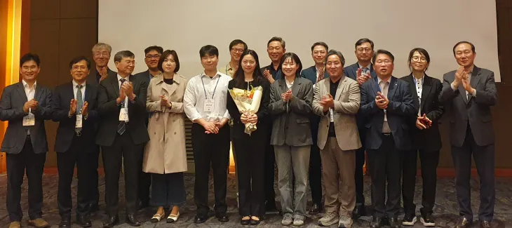 한국의학바이오기자협회와 대한신경정신의학회가 17일 ‘올해의 정신건강기자상’을 수여하고 기념사진을 찍고 있다.  한국의학바이오기자협회 제공