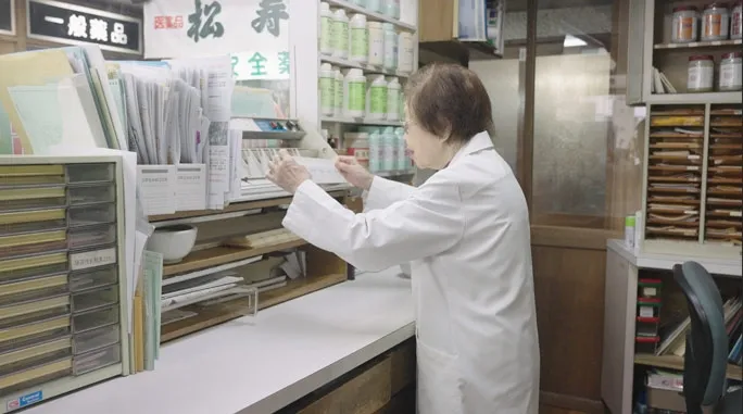 일본 도쿄에서 약국을 운영하는 하타모토 케이사씨는 올해 102세로, 지난 2022년 기네스 월드 레코드로부터 ‘세계 최고령 약사’로 인증을 받았다. 자료 : 기네스 월드 레코드