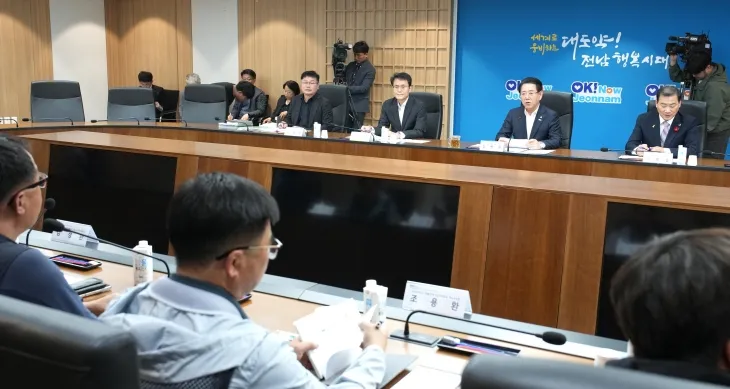 김영록 전남지사가 17일 여수석유화학산업 위기대응 여수산단 산별노조 공동대책위원회 위원들과 간담회를 하고 있다.