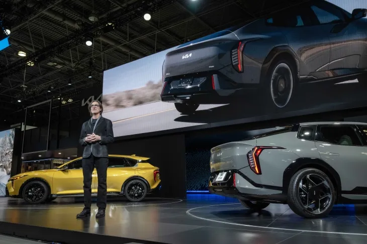 뉴욕오토쇼에서 공개된 기아 ‘EV4’