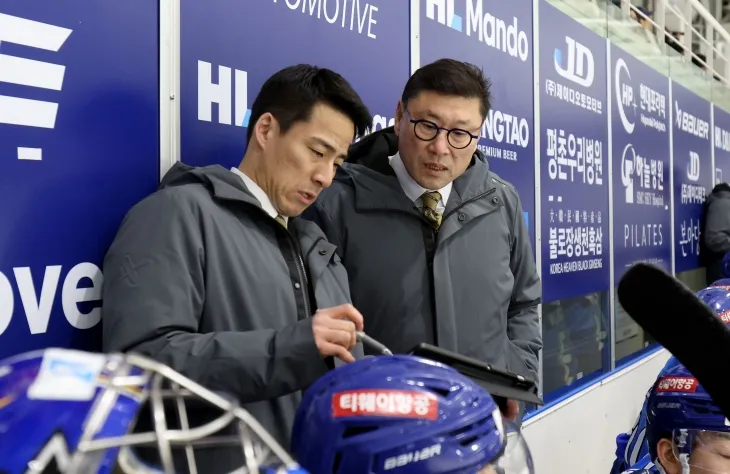 백 감독이 김기성 코치와 전술을 의논하는 모습.  HL안양 제공