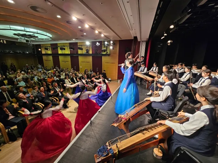 지난해 10월 서울 강남구 친선도시 헝가리 부다페스트 제5구 아라니티즈 문화회관에서 국립국악고 소리누리예술단의 공연이 진행되고 있는 모습. 강남구 제공
