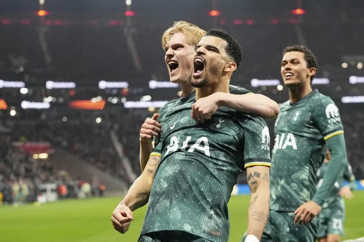 토트넘 도미닉 솔란케가 18일(한국시간) 독일 프랑크푸르트의 도이체방크 파크에서 열린 2024~25 유로파리그(UEL) 8강 2차전 프랑크푸르트와의 원정 경기에서 득점한 뒤 루카스 베리발과 기뻐하고 있다. AP 연합뉴스