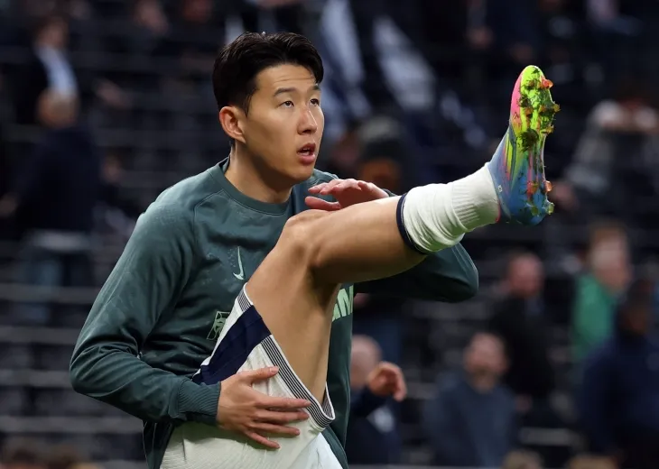 토트넘 손흥민이 11일(한국시간) 영국 런던의 토트넘홋스퍼스타디움에서 열린 2024~25 유로파리그(UEL) 8강 1차전 프랑크푸르트와의 홈 경기를 앞두고 몸을 풀고 있다. 로이터 연합뉴스