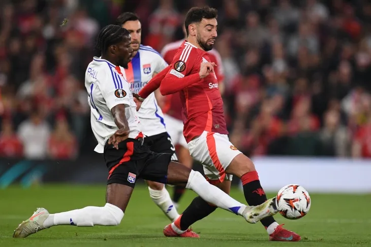 맨체스터 유나이티드 브루노 페르난데스가 18일(한국시간) 영국 맨체스터의 올드 트래퍼드에서 열린 2024~25 유로파리그(UEL) 8강 2차전 올림피크 리옹과의 홈 경기에서 드리블하고 . AFP 연합뉴스