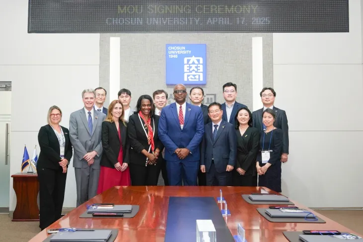 17일 조선대 본관 청출어룸에서 조선대와  메릴랜드대가 의·치·약·간호학 분야 간 협약을 체결하고 기념촬영을 했다.