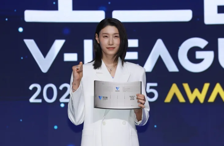 흥국생명 김연경이 14일 서울 스위스그랜드호텔에서 열린 2024~25 V리그 시상식에서 역대 3번째 만장일치 여자부 정규리그 최우수선수(MVP)에 선정된 뒤 기뻐하고 있다. 연합뉴스