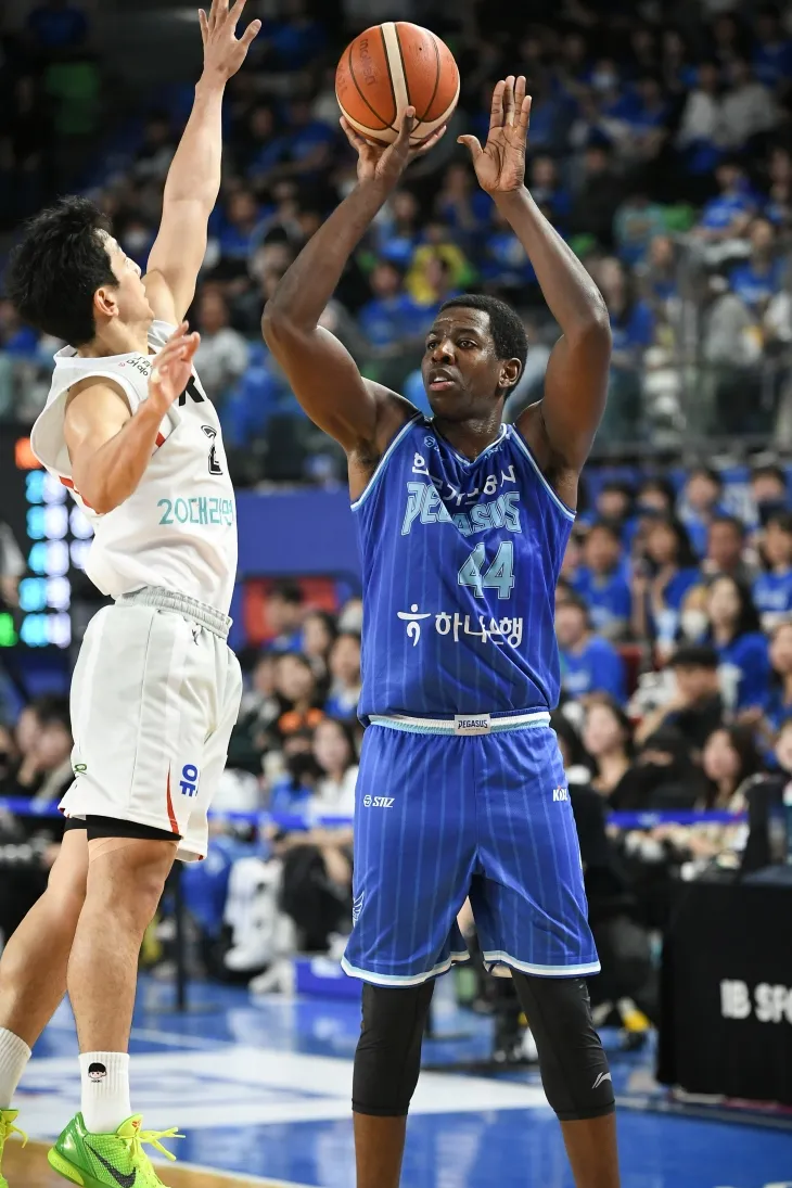 대구 한국가스공사 앤드류 니콜슨이 16일 대구체육관에서 열린 2024~25 프로농구 6강 플레이오프 수원 kt와의 홈 경기에서 슛하고 있다. KBL 제공