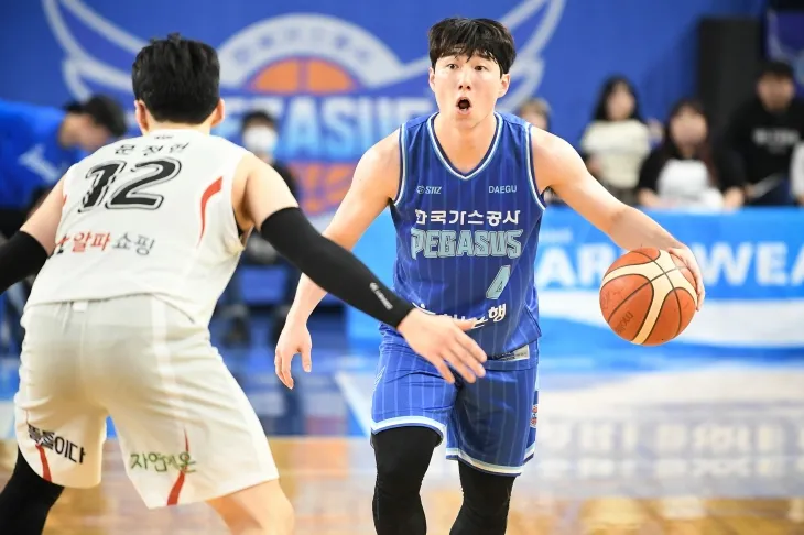 대구 한국가스공사 김낙현이 18일 대구체육관에서 열린 2024~25 프로농구 6강 PO 4차전 수원 kt와의 홈 경기에서 드리블하고 있다. KBL 제공