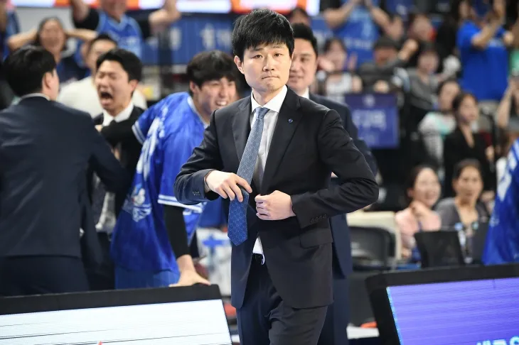 강혁 대구 한국가스공사 감독이 18일 대구체육관에서 열린 2024~25 프로농구 6강 PO 4차전 수원 kt와의 홈 경기에서 승리한 뒤 만족스러운 표정을 짓고 있다. KBL 제공