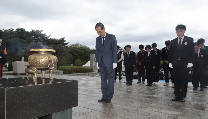 묵념하는 한덕수 권한대행