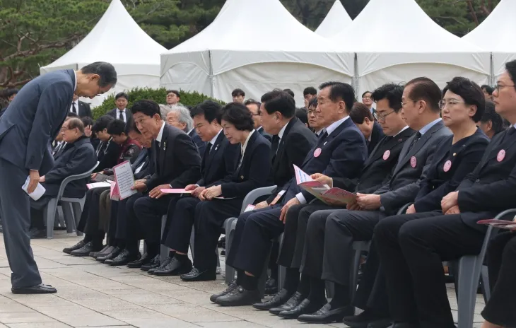 기념사 마치고 인사하는 한덕수 권한대행