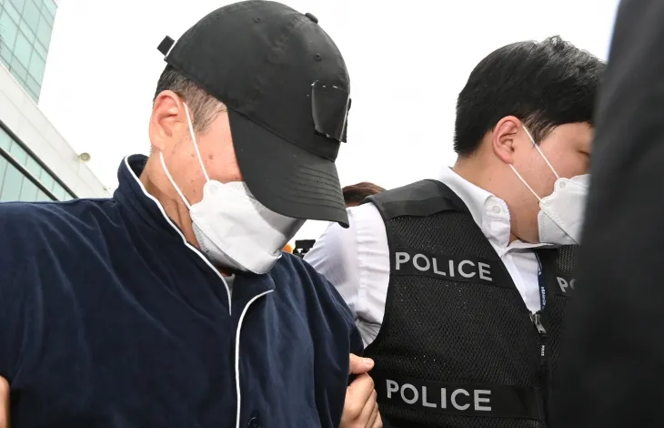 부모와 처자식 등 일가족 5명을 살해하고 극단적 선택을 시도한 가장 A씨가 구속 전 피의자 심문(영장실질심사)에 출석하기 위해 17일 경기도 용인동부경찰서 유치장을 나오고 있다. A씨는 지난 14일 경기도 용인시 한 아파트에서 80대 부모와 50대 아내, 10대와 20대 딸 등 일가족 5명을 수면제를 먹인 뒤 살해한 혐의로 경찰에 긴급 체포됐다. 2025.4.17 뉴시스