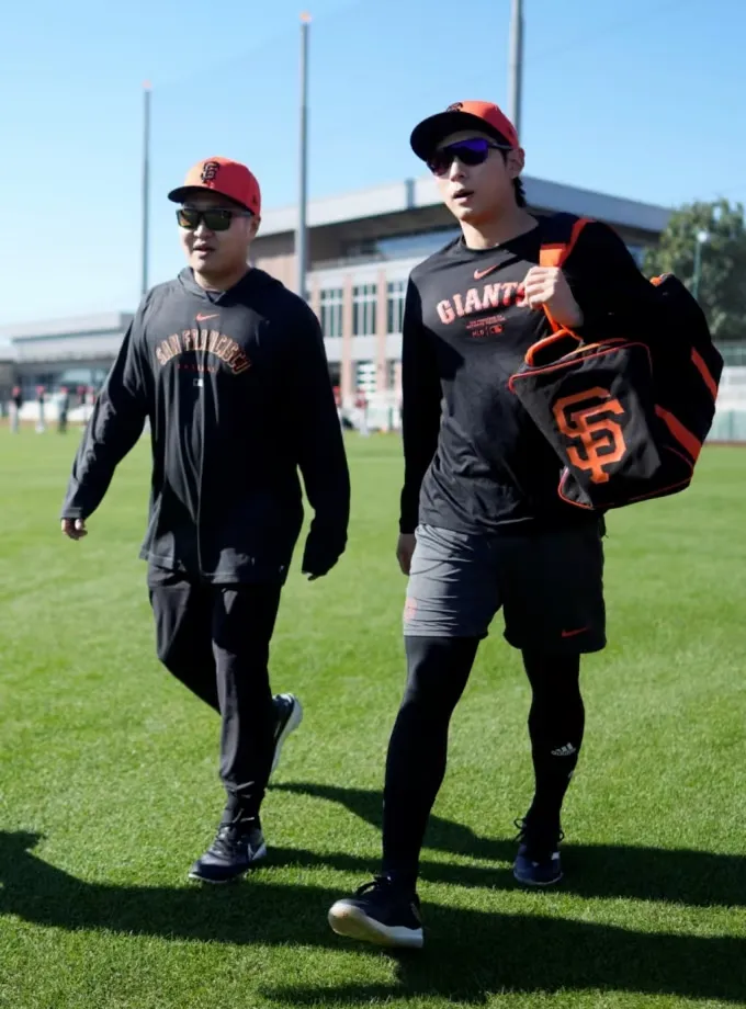 이정후(오른쪽)와 통역 한동희씨. 샌프란시스코 자이언츠 제공