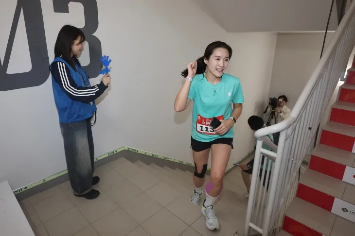 ‘계단으로 123층까지’