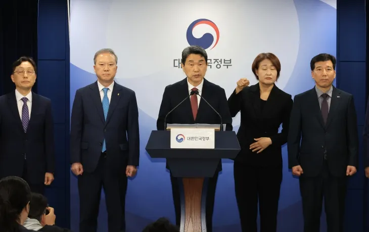 이주호(가운데) 부총리 겸 교육부 장관이 17일 서울 종로구 정부서울청사에서 2026학년도 의대 모집인원 조정 방향 관련 브리핑을 하고 있다. 연합뉴스