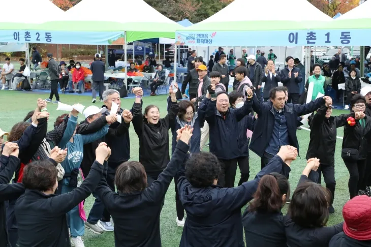 박희영(가운데) 서울 용산구청장과 주민들이 지난 2023년 11월 5일 용산구 중경고등학교에서 열린 권역별 한마음 체육대회에서 체육활동을 즐기고 있다. 용산구 제공