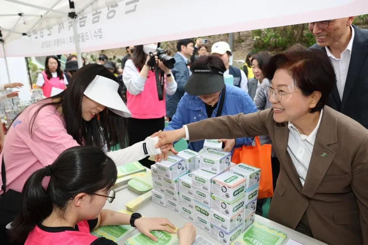 김미경 서울 은평구청장이 지난 17일 불광천 일대에서 열린 ‘은평봄봄축제’에 마련된 부스를 돌아다니며 장애인 및 지역 주민들과 소통하고 있다. 은평구 제공