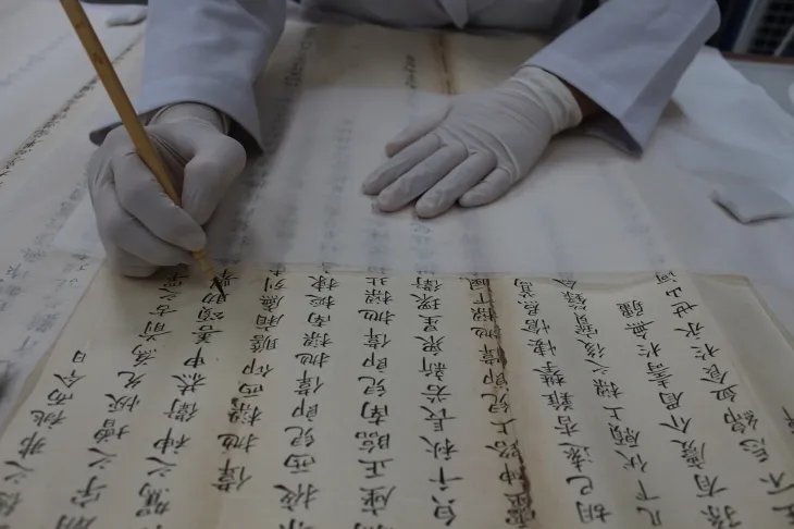 이번 보수 과정에서 발견된 상량문을 보존 처리하는 모습. 1726년 조선 영조 때 정전을 증축하면서 적어 넣은 것이다. 국가유산청 제공