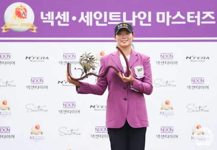 우승 트로피를 든 방신실. KLPGA 제공