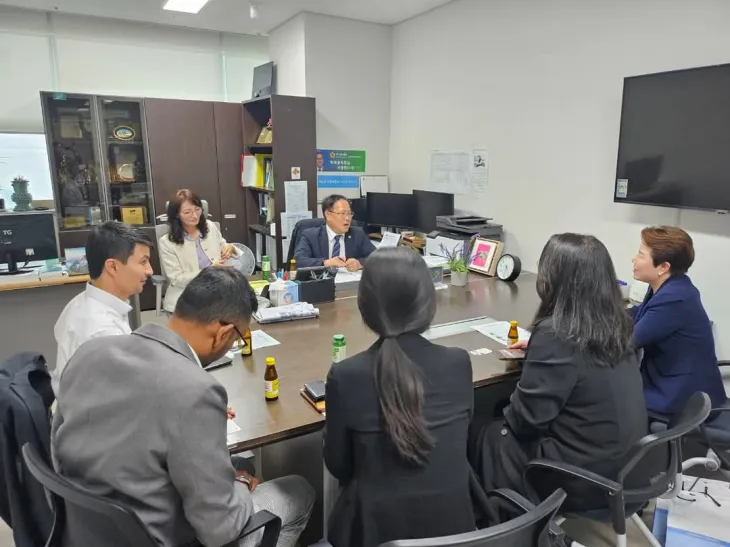 해외 및 민간전문가들이 참석한 가운데 박재용 의원이 정담회를 진행하고 있다.