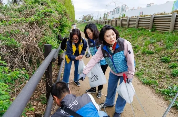 참가자들과 광나루 한강변 정화활동을 펼치는 박춘선 서울시의원