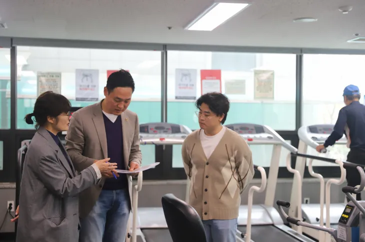 오석규 의원이 4월 17일, 제45회 장애인의 날을 맞아 의정부시장애인복지관을 방문해 관계자로부터 관내 장애인의 복지관 이용 현안을 청취하고 있다.