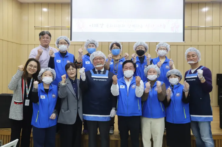 오석규 의원(오른쪽)이 의정부시장애인복지관에서 지역구 이재강 국회의원, 관계자들과 배식 봉사를 힘께 하며 기념촬영을 하고 있다.