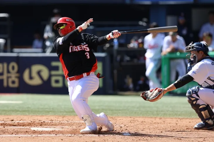 KIA 타이거즈 박찬호가 20일 서울 잠실야구장에서 열린 2025 KBO리그 정규시즌 두산 베오스와의 원정 경기에서 타격하고 있다. KIA 타이거즈 제공