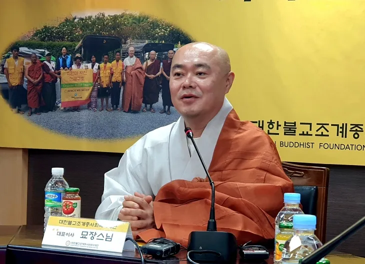 대한불교조계종사회복지재단 이사장인 묘장 스님이 21일 서울 종로구 전법회관에서 미얀마의 지진 피해 복구 실상을 전하고 있다.