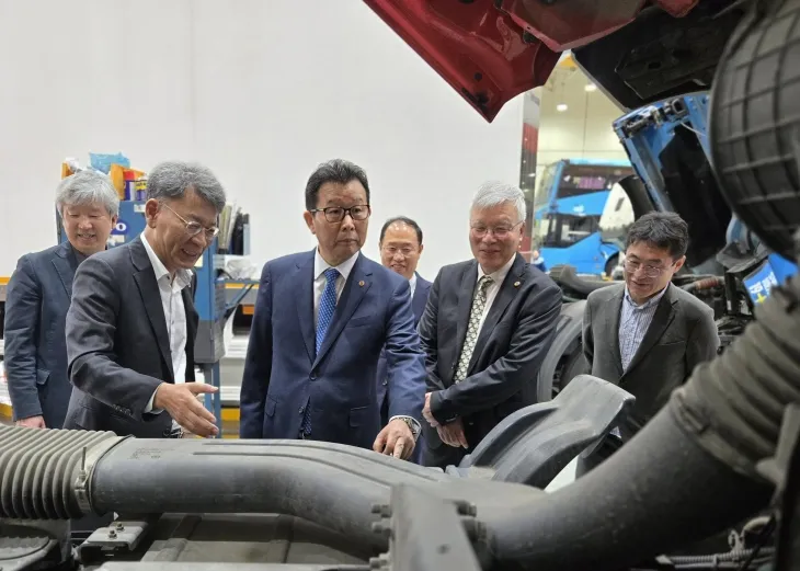 문성제 총장과 최창하 부총장 등 선문대 관계자들이 볼보트럭코리아 현장을 방문해 시설 등을 둘러보고 있다. 선문대 제공