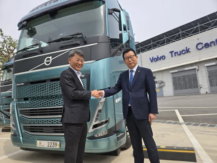 문성제 선문대 총장(오른쪽)과 박강석 볼보트럭코리아 대표이사가 조기 취업형 계약학과 성공적 운영을 약속하며 악수하고 있다. 선문대 제공