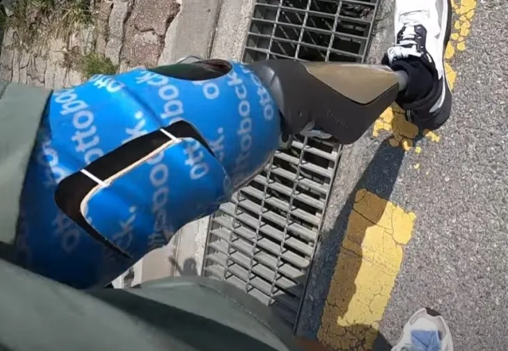 사고로 한쪽 다리를 잃고 장애인 사이클 국가대표로 활동 중인 유튜버 박찬종씨는 14일 민방위 훈련 소집통지서를 받고 교육장으로 걸어가는 모습이 담긴 영상을 게시했다. 2025.4.14 ‘CJ PARK’ 유튜브 채널